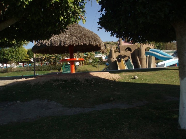 Palapas y zona infantil